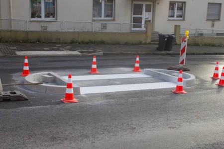 Aufgeklebte Querung aus Hochborden und taktilen Leitelementen in Lüdenscheid (vor Aldi)