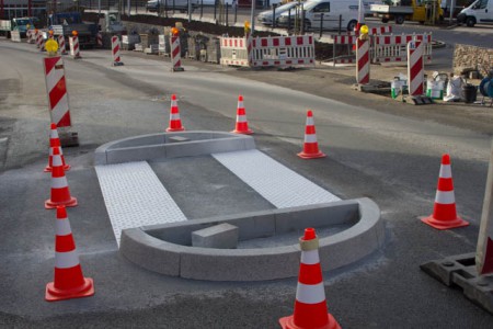 Aufgeklebte Querung aus Hochborden und taktilen Leitelementen in Lüdenscheid (vor Aldi)