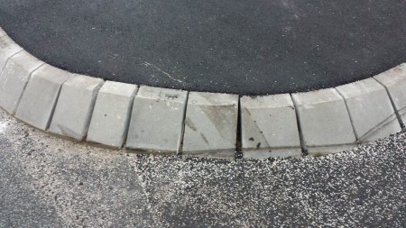 BAB A 8 Saarwellingen, bedingt durch Radienänderung, Querneigung und unterschiedliche Längsneigungen mußten die Klebeborde in Segmente geschnitten werden.