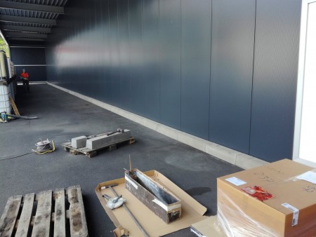 Aufgeklebter Anfahrschutz vor einer Lagerhalle