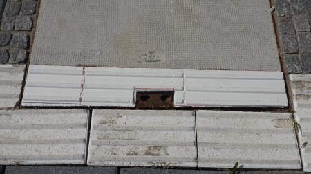 Aufgeklebte Rippenplatten auf Schachtabdeckung